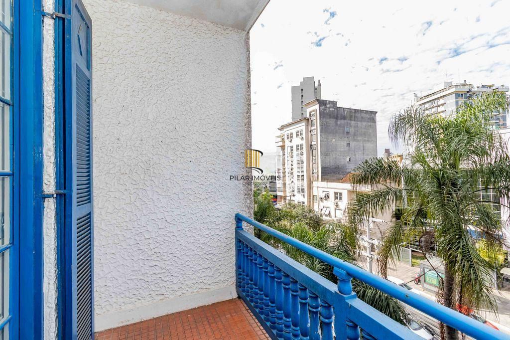 Vende-se apartamento com 2 quartos, sacada e 1 vaga – 113 m² – Moinhos de Vento