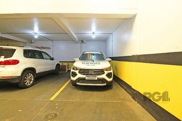 Vende-se excelente apartamento 2 quartos c/ 2 suítes, 2 vagas, living com lareira, sacada e churrasqueira - 98m² - Auxiliadora