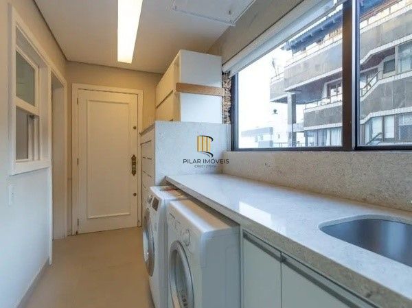 Vende-se amplo apartamento luxuoso 3 suítes e 3 vagas, hidro, mobiliado, dependência completa - 221m² - Bela Vista