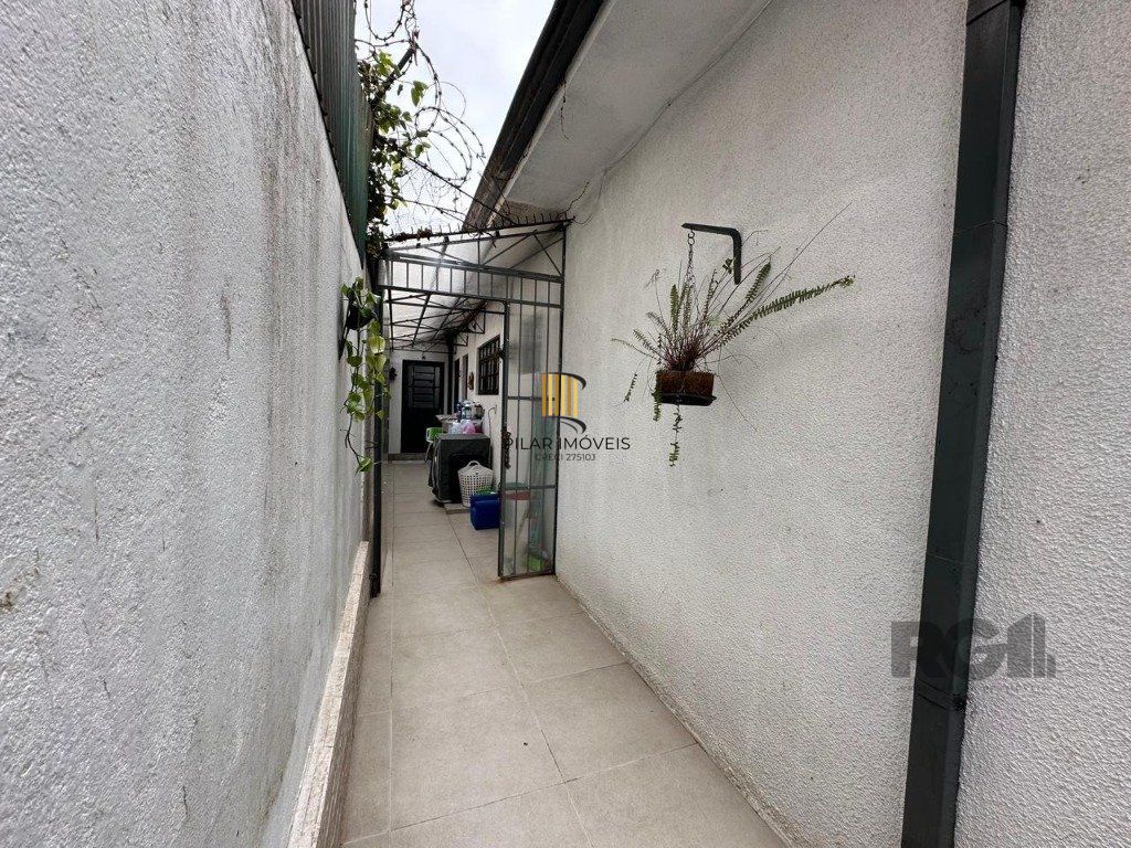 Vende-se ampla casa 3 quartos com hidro, 2 vagas, living com ladeira e salão de festas com churrasqueira - 260m² - Medianeira