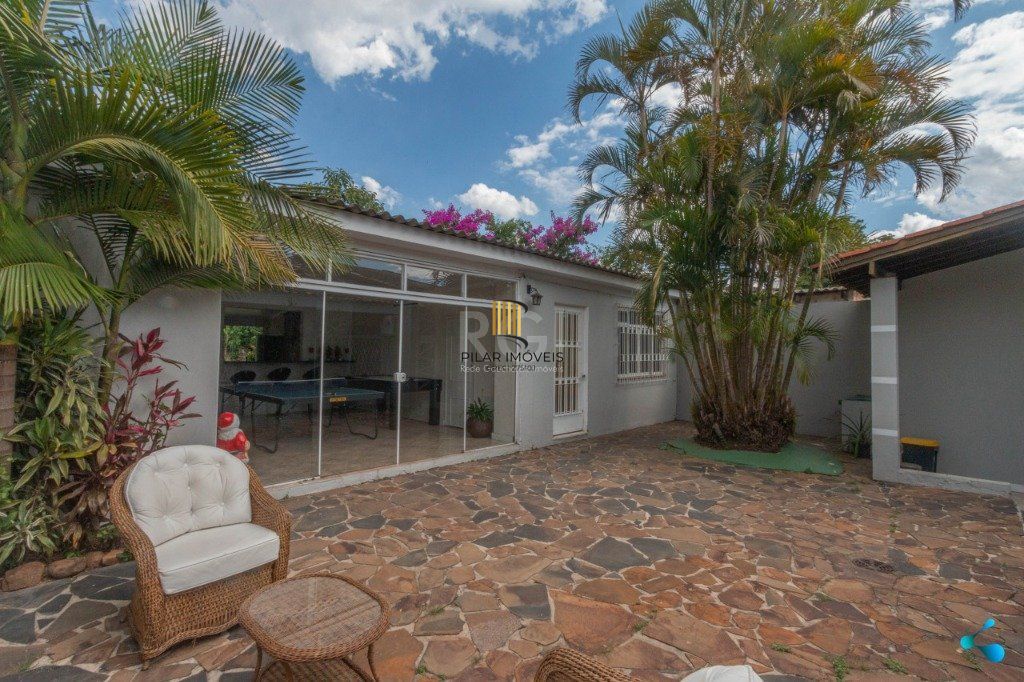 Casa para Venda - 240m², 3 dormitórios, sendo 1 suites, 3 vagas - Partenon