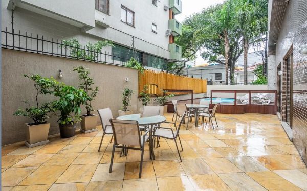 Vende-se apartamento com 3 suítes, 3 vagas e 136 m² - Petrópolis