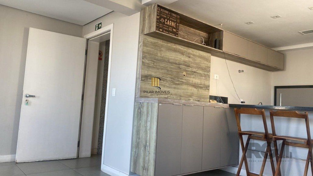 Vende-se apartamento mobiliado, 2 quartos, 1 suíte, 2 vagas - Petrópolis