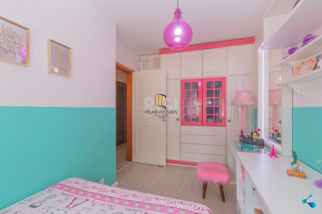 Casa para Venda - 240m², 3 dormitórios, sendo 1 suites, 3 vagas - Partenon