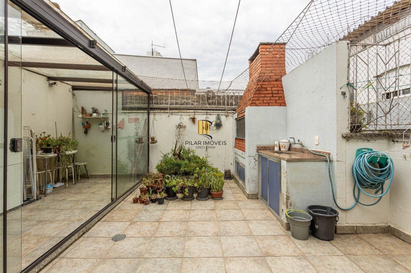 Vende-se cobertura com 3 quartos,(1 suíte) e 1 vaga – 167 m² – Bom Fim