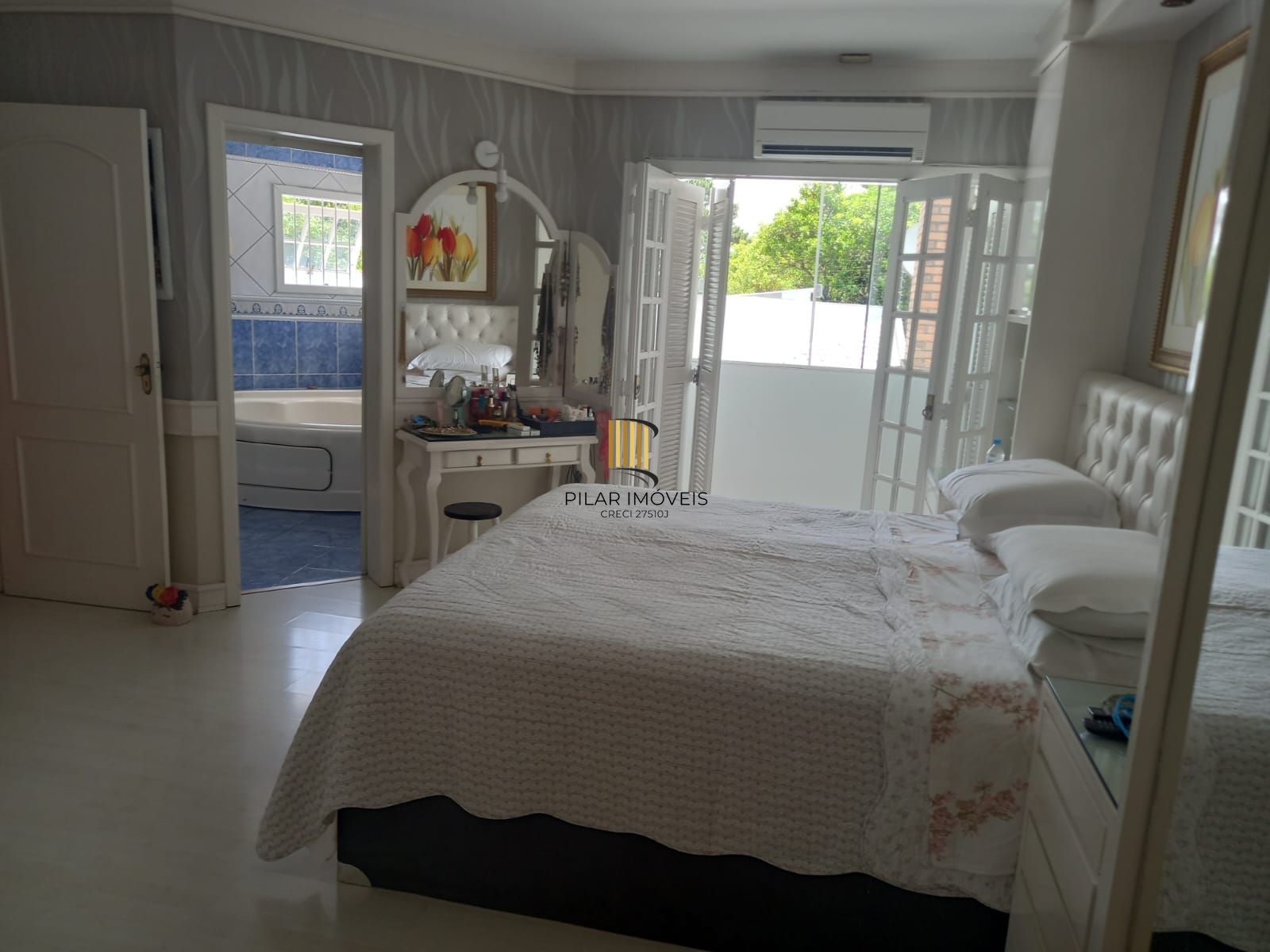 Vende-se sobrado com 5 quartos (3 suítes), 428m² e 3 vagas – Alto Petrópolis