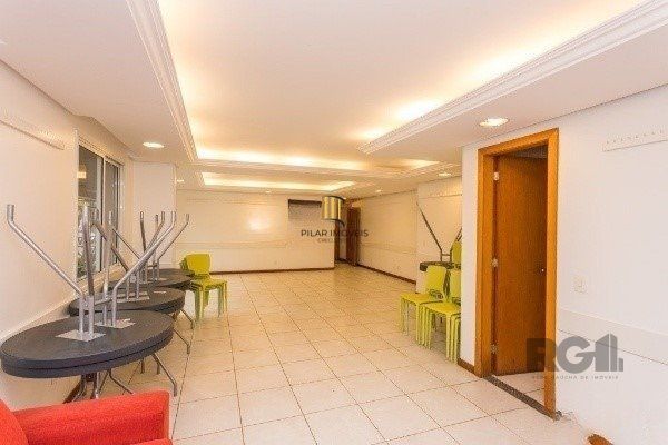 Apartamento de 2 dormitórios, 1 suíte e 1 vaga de garagem coberta e escriturada no bairro Floresta