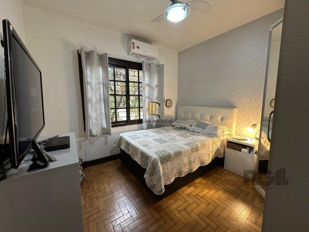 Vende-se ampla casa 3 quartos com hidro, 2 vagas, living com ladeira e salão de festas com churrasqueira - 260m² - Medianeira