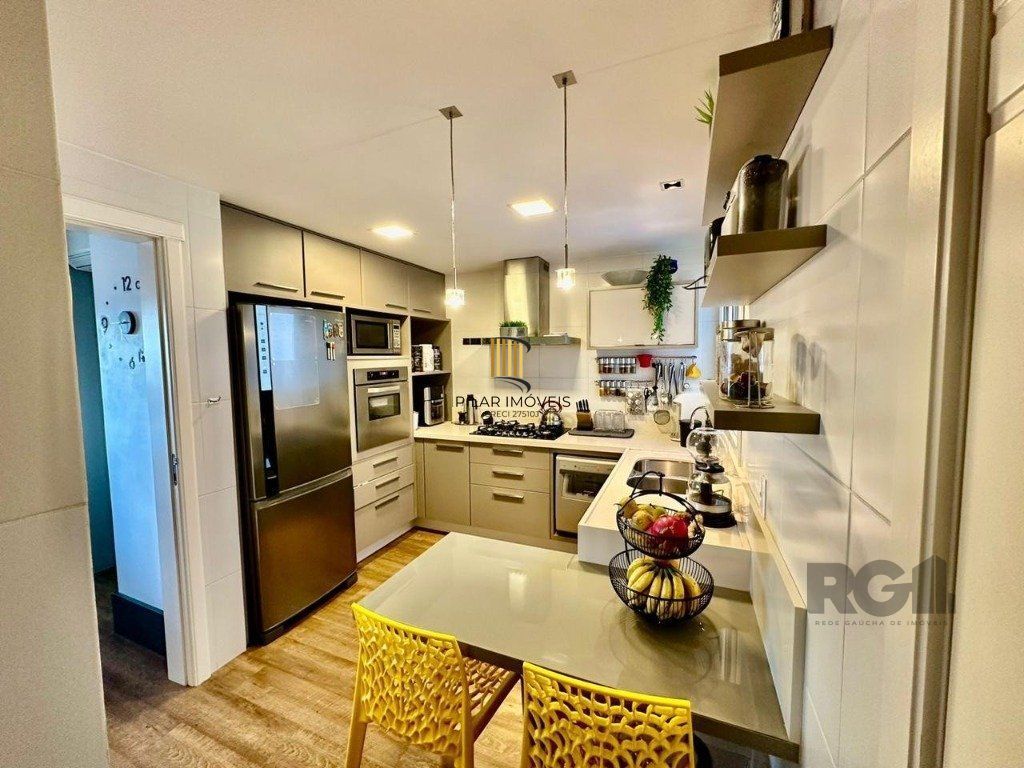 Vende-se luxuoso apartamento com 3 suítes, 2 vagas, lareira no bairro Rio Branco com 133m²
