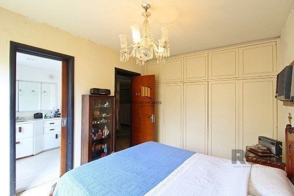 Vende-se amplo apartamento 3 quartos com suíte e 2 vagas no coração do Moinhos de vento, com 134m²
