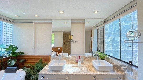 Apartamento de 200m², 4 quartos, 1 suíte e 4 vagas – Moinhos de Vento
