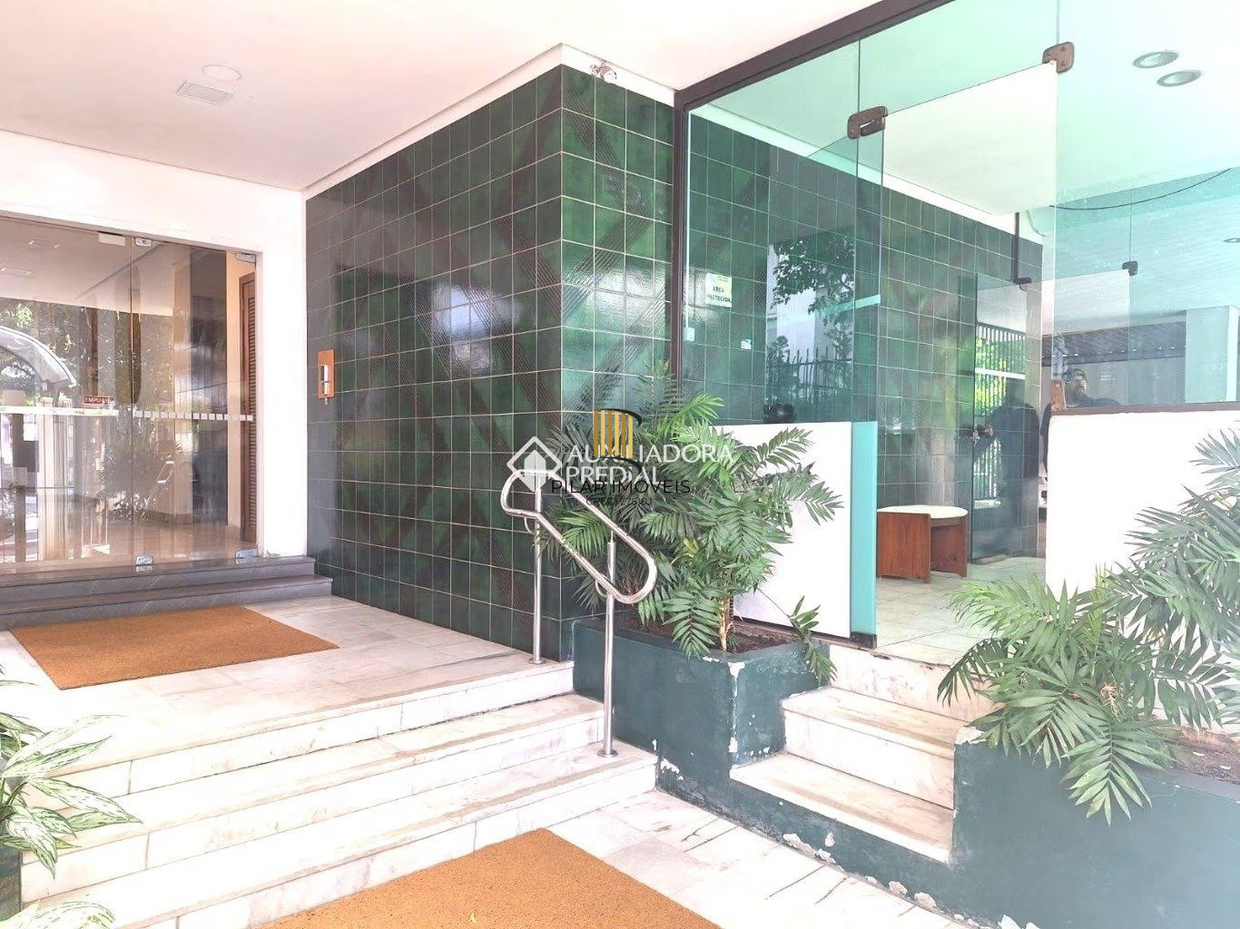 Apartamento com 2 quartos e 77m² à venda em Rio Branco, Porto Alegre.