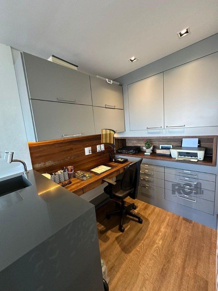 Vende-se luxuoso apartamento com 3 suítes, 2 vagas, lareira no bairro Rio Branco com 133m²