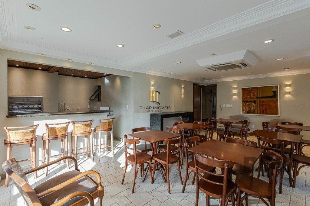 Vende-se excelente apartamento 3 quartos c/ suíte, 2 vagas, living com lareira, sacada e churrasqueira - 97m² - Auxiliadora
