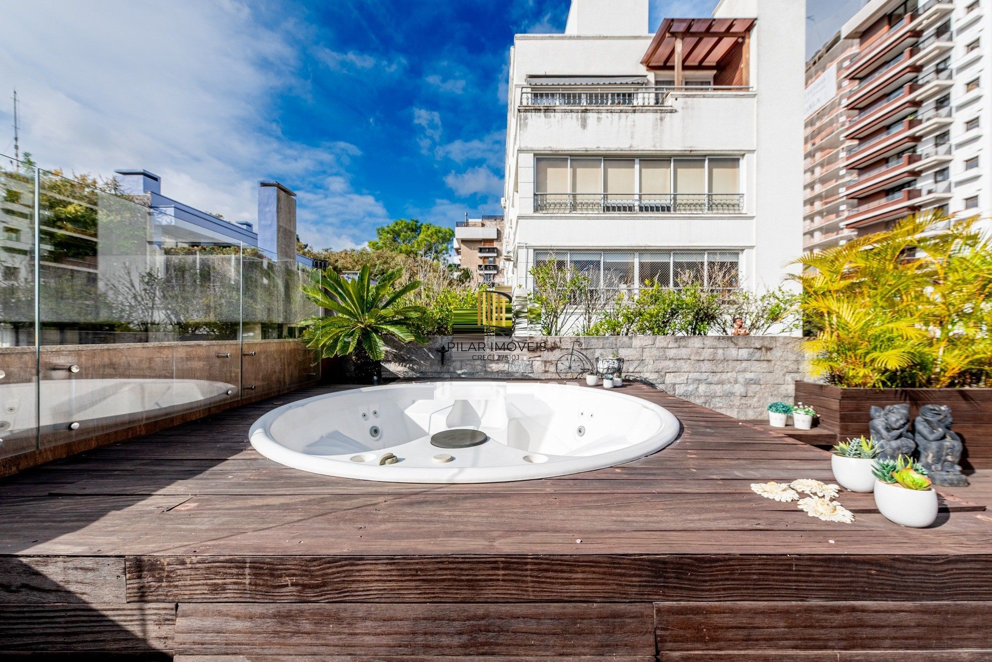 Vende-se cobertura com 2 quartos (1 suíte), 185m² e 2 vagas – Rio Branco