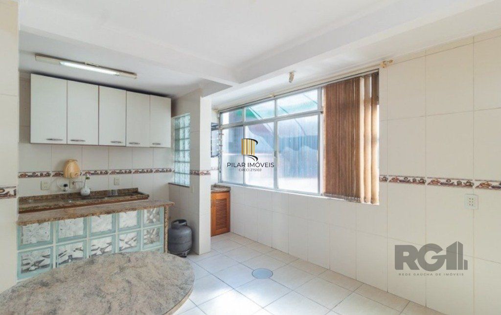 Vende-se ensolarado apartamento 3 quartos, 121m², áreas amplas. com sacada - Petrópolis
