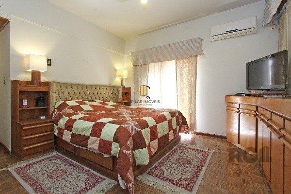 Vende-se amplo apartamento 3 dorm c/ suíte, 2 vagas cobertas, dependência completa, living com sacada - 233m² - Moinhos de Vento