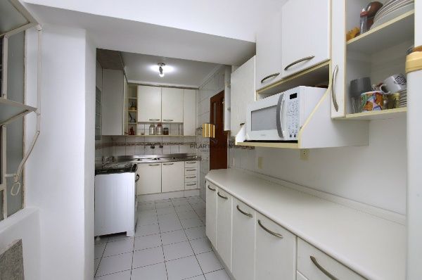 Vende-se apartamento com 3 quartos (1 suíte), 104 m² e 1 vaga – Moinhos de Vento