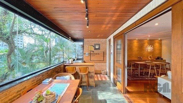 Apartamento de 200m², 4 quartos, 1 suíte e 4 vagas – Moinhos de Vento
