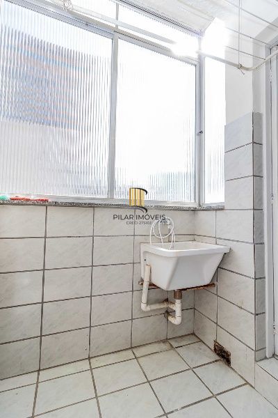 Vende-se apartamento com 2 quartos, sacada e 1 vaga – 113 m² – Moinhos de Vento