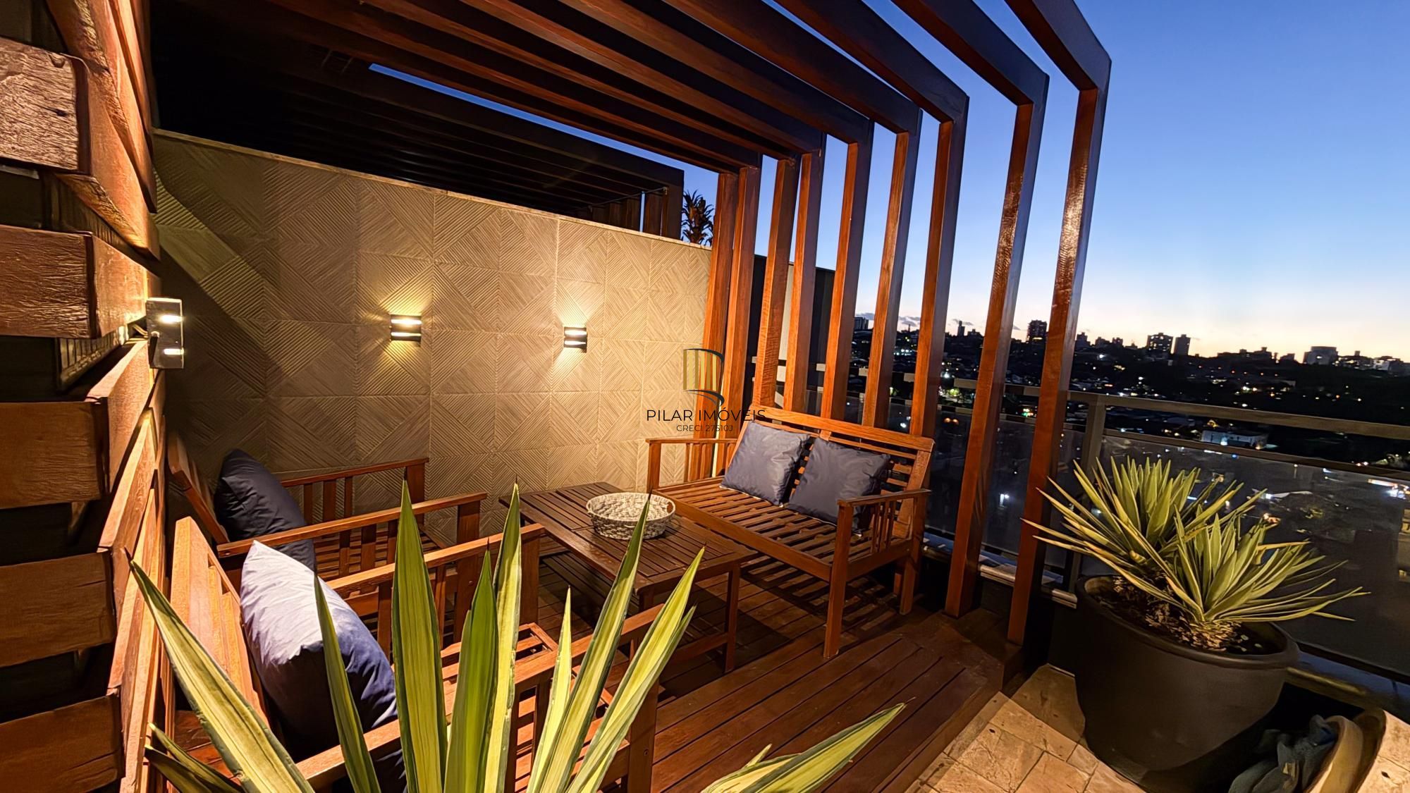 Vende-se linda cobertura com 3 quartos (1 suíte), 209m², 2 vagas e piscina – Três Figueiras