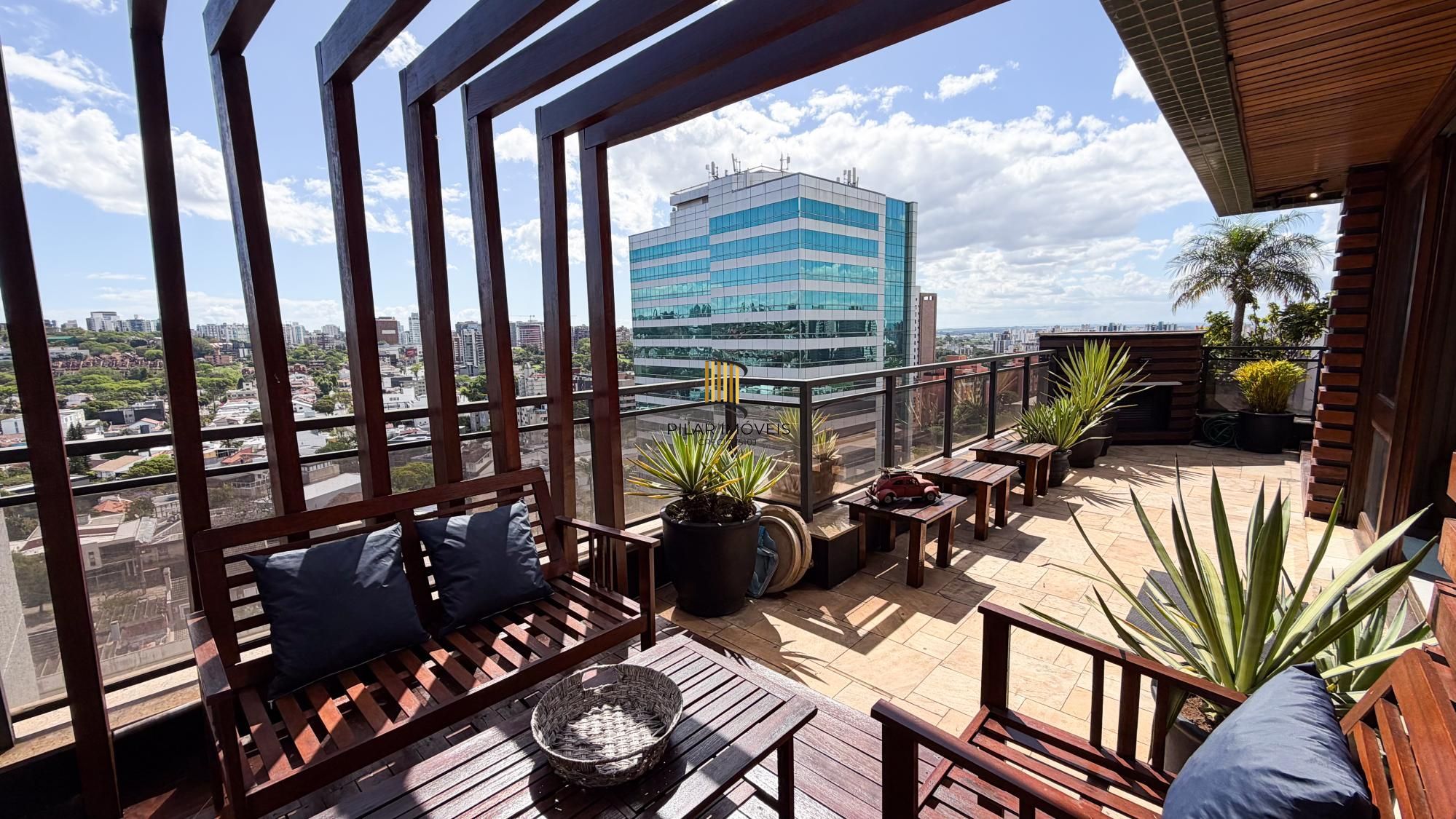 Vende-se linda cobertura com 3 quartos (1 suíte), 209m², 2 vagas e piscina – Três Figueiras