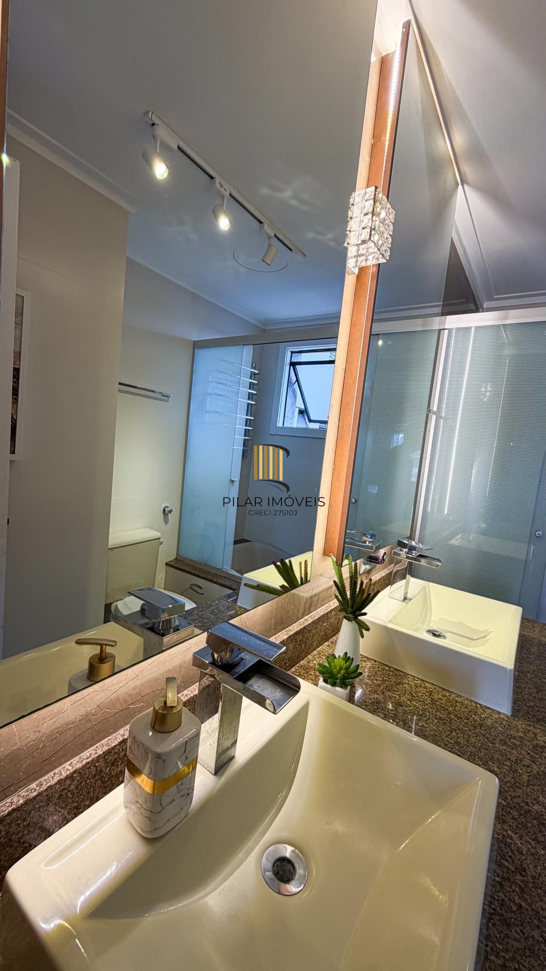 Vende-se linda cobertura com 3 quartos (1 suíte), 209m², 2 vagas e piscina – Três Figueiras