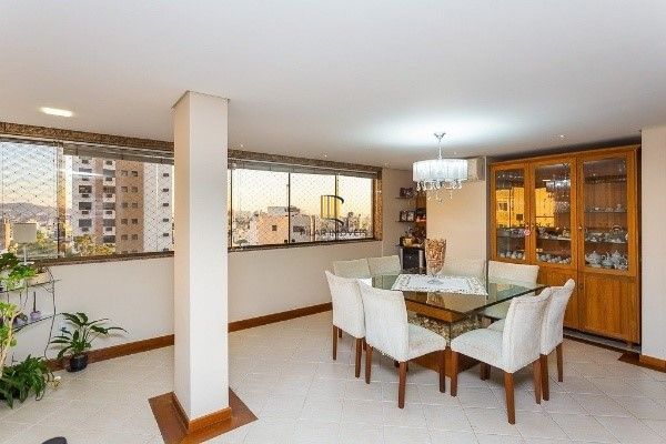 Vende-se luxuosa cobertura 329m² com 3 suítes e 3 vagas de garagem no Petrópolis