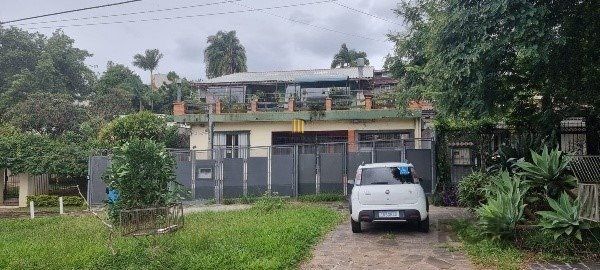 Vende-se ampla casa 6 quartos, 2 suítes, 5 vagas de garagem, churrasqueira e duas entradas individuais - 360m² - Chácara das Pedras