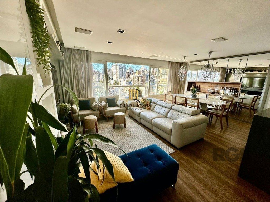 Vende-se luxuoso apartamento com 3 suítes, 2 vagas, lareira no bairro Rio Branco com 133m²