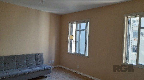 Vende-se belo Studio reformado próximo a Santa Casa, sol da manhã em andar alto - 31m² - Centro Histórico