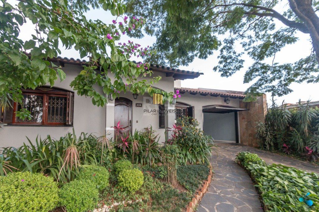 Casa para Venda - 240m², 3 dormitórios, sendo 1 suites, 3 vagas - Partenon