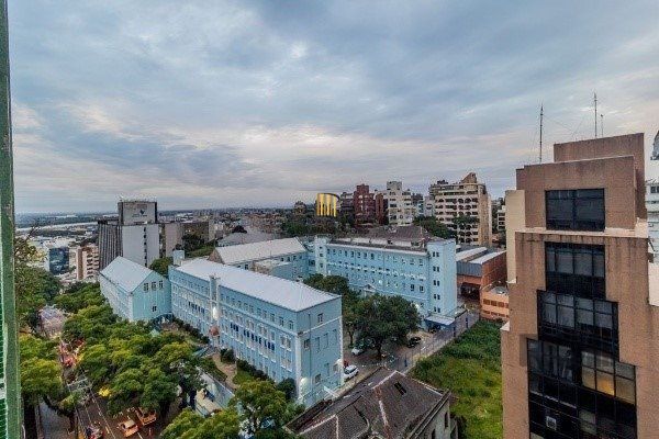 Amplo Apartamento de 3 quartos com suíte e 2 sacadas, com Vista para o Guaíba e 1 Vaga - Moinhos de Vento - 126m²