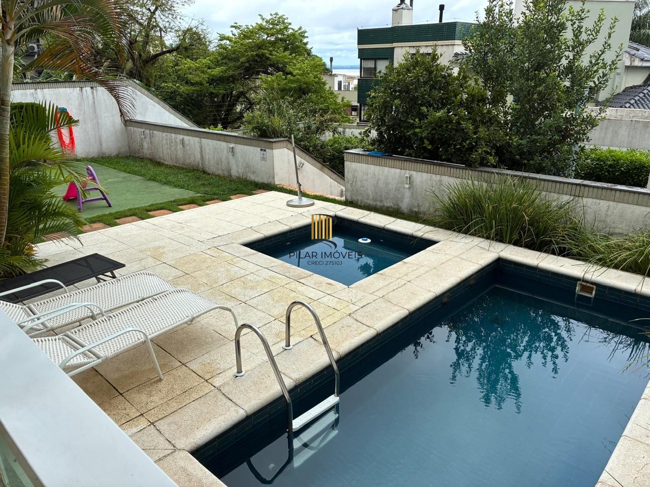 Vende-se amplo apartamento 3 quartos com suíte e 2 vagas no Menino Deus  - 158,4m²