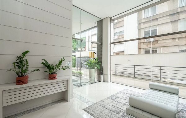 Vende-se apartamento com 3 suítes, 3 vagas e 136 m² - Petrópolis