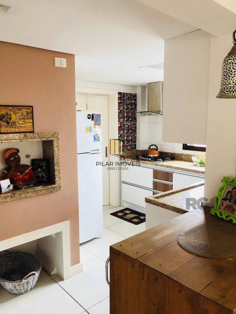 Vende-se apartamento mobiliado, 2 quartos, 1 suíte, 2 vagas - Petrópolis