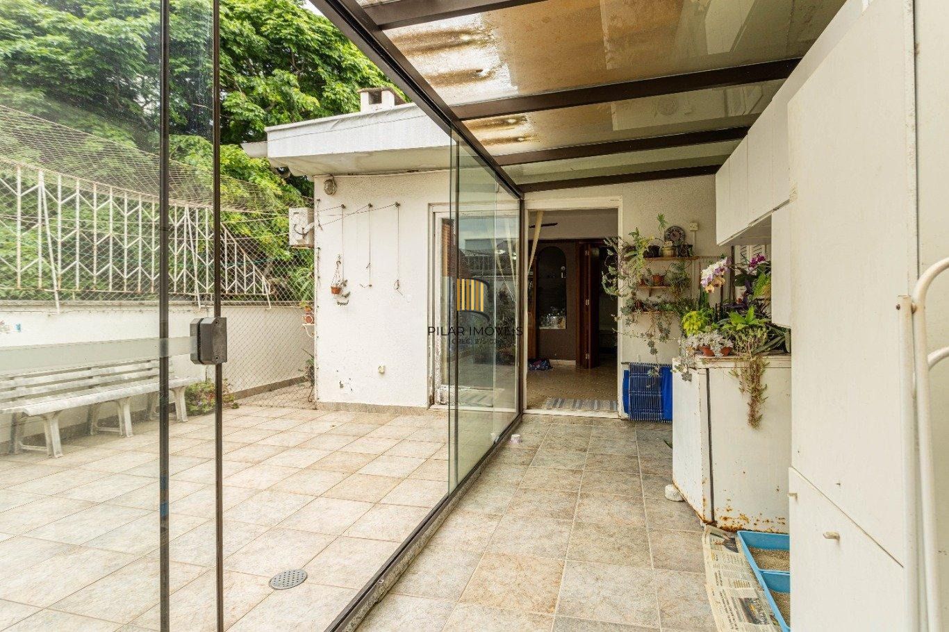 Vende-se cobertura com 3 quartos,(1 suíte) e 1 vaga – 167 m² – Bom Fim