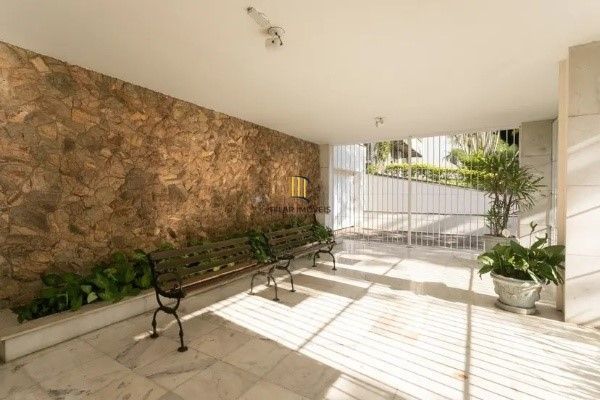 Vende-se apartamento com 3 quartos, 1 suíte, 2 vagas e 116m² - Moinhos de Vento