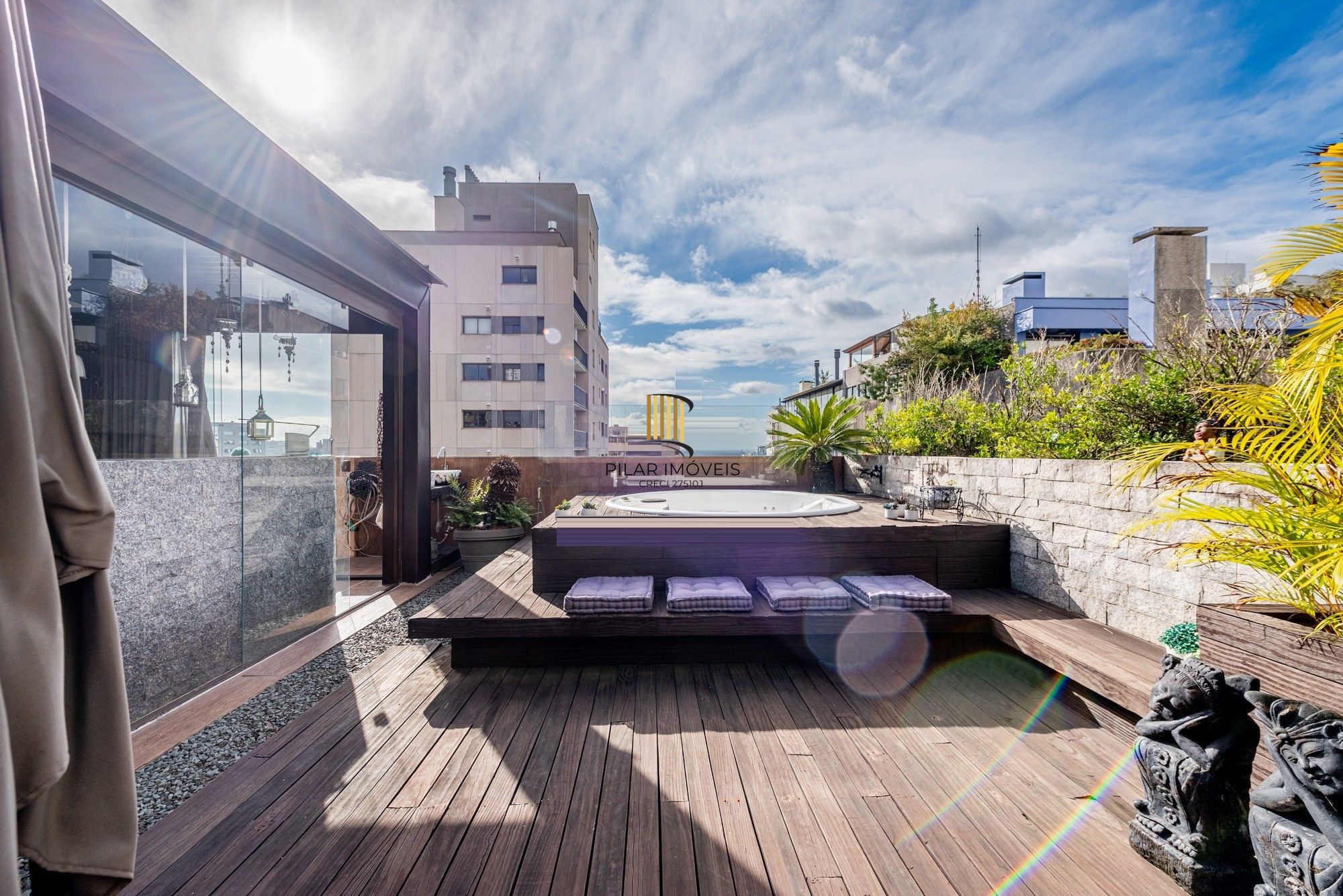 Vende-se cobertura com 2 quartos (1 suíte), 185m² e 2 vagas – Rio Branco