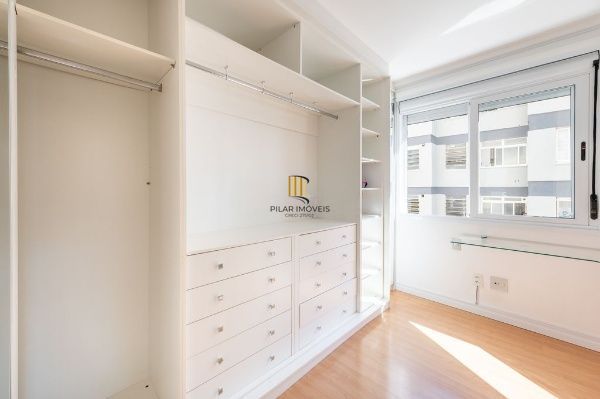 Vende-se apartamento com 2 quartos (1 suíte), 74m² e 2 vagas – Petrópolis