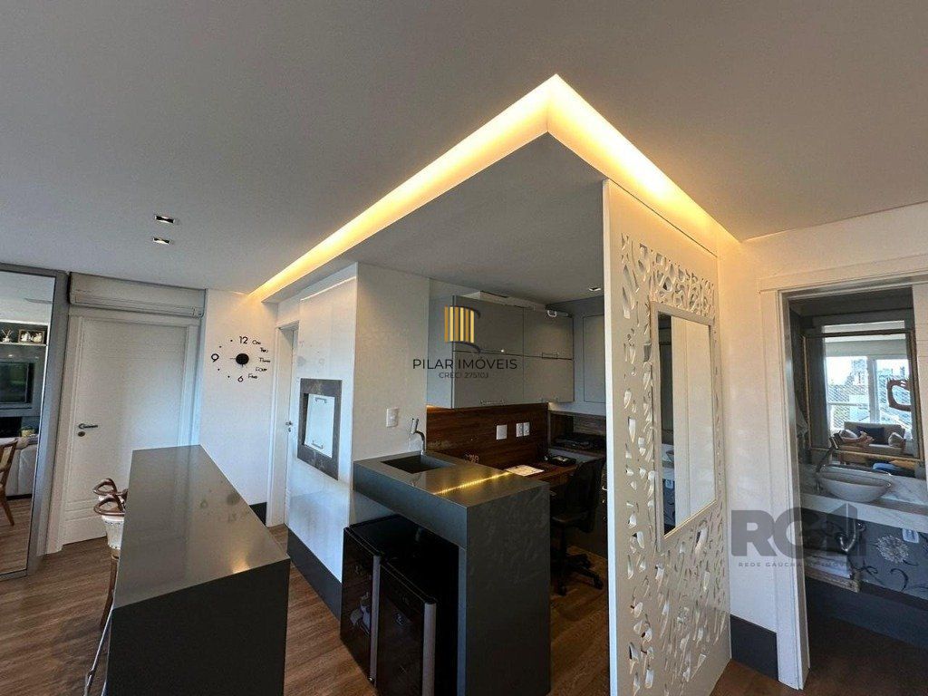 Vende-se luxuoso apartamento com 3 suítes, 2 vagas, lareira no bairro Rio Branco com 133m²