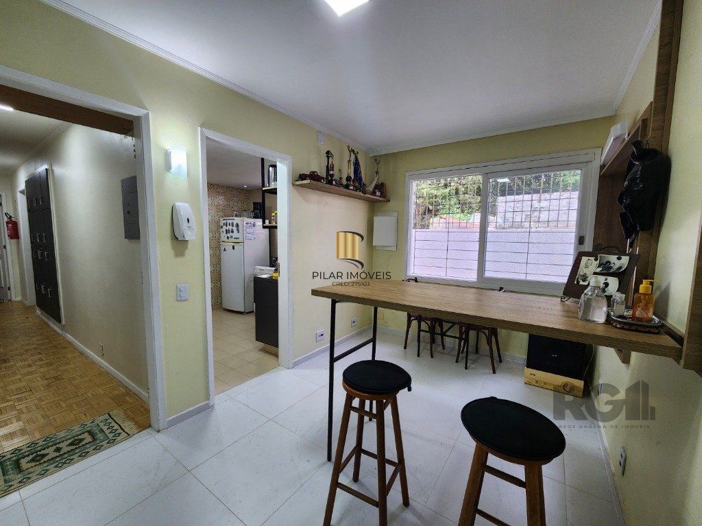 Vende-se excelente cada 3 quartos com suíte, 4 vagas, anexo comn salão de festas, podendo ser usada para fins comerciais - 255m² - Chácara das Pedras