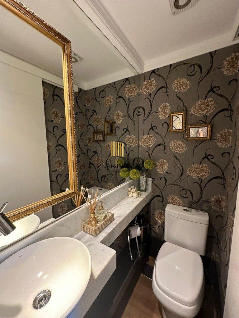 Vende-se luxuoso apartamento com 3 suítes, 2 vagas, lareira no bairro Rio Branco com 133m²