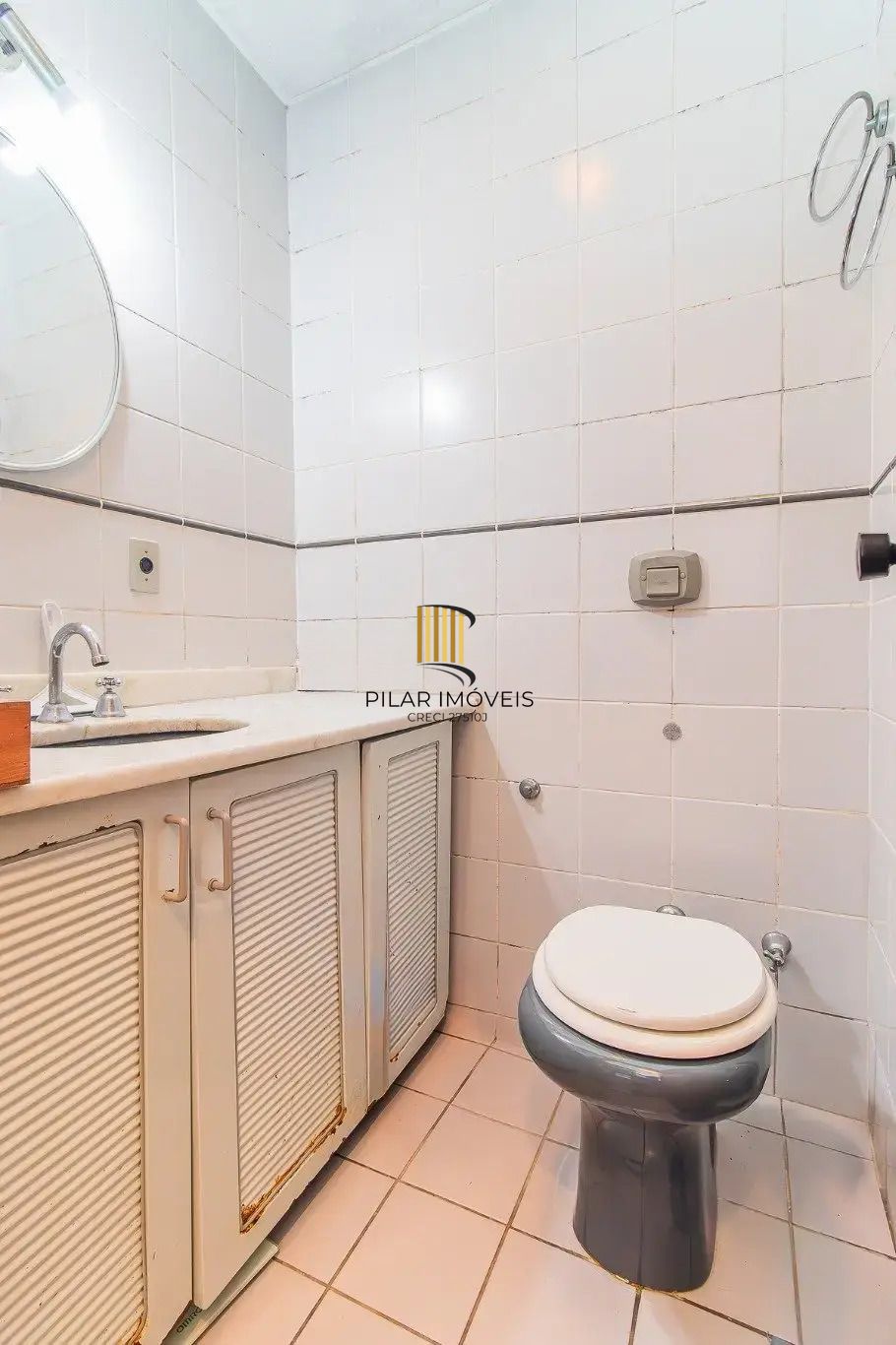 Vende-se apartamento com 2 quartos, 1 vaga e sacada com churrasqueira - Bela Vista