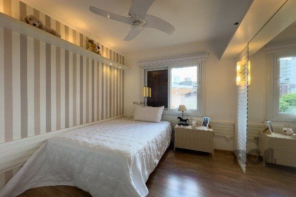 Apartamento de 3 Dormitórios com Suíte e 2 Vagas no Bairro Petrópolis - 160m²