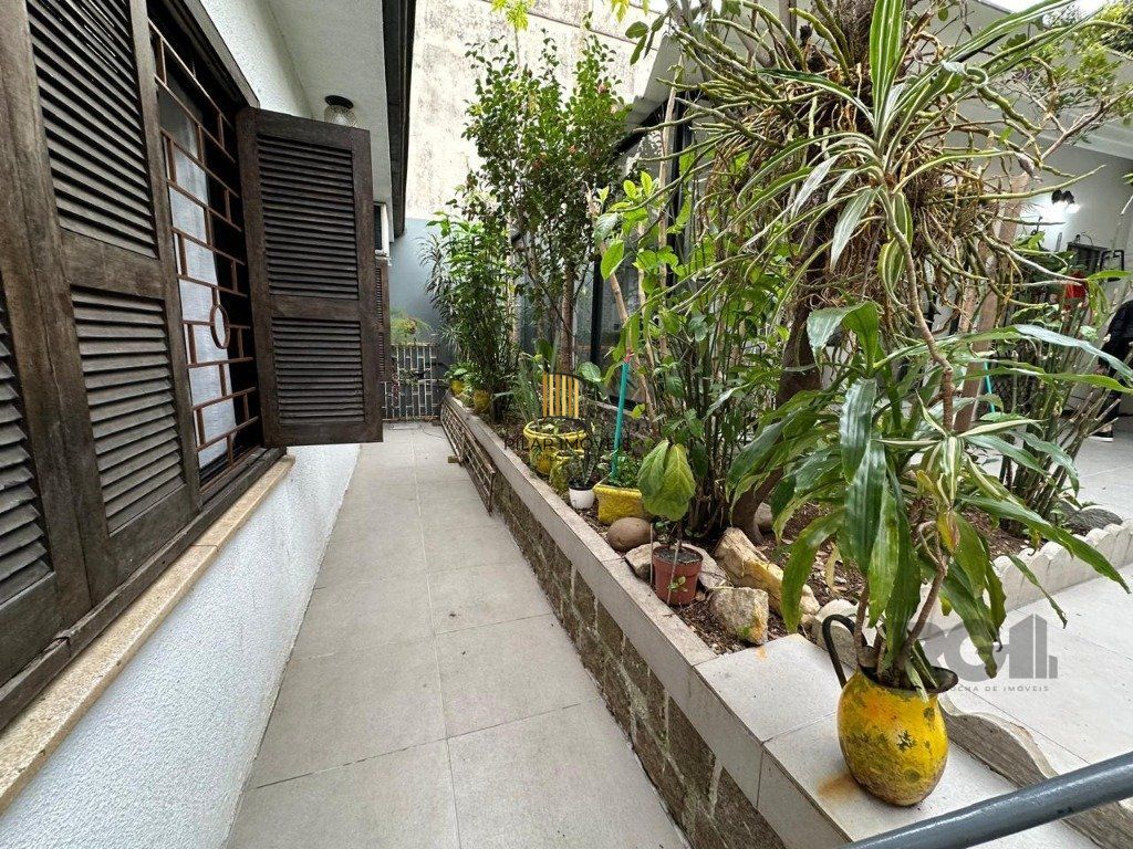 Vende-se ampla casa 3 quartos com hidro, 2 vagas, living com ladeira e salão de festas com churrasqueira - 260m² - Medianeira