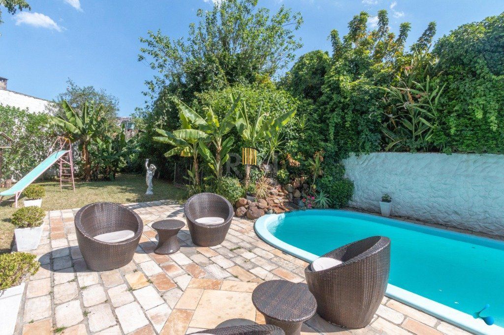 Casa para Venda - 240m², 3 dormitórios, sendo 1 suites, 3 vagas - Partenon