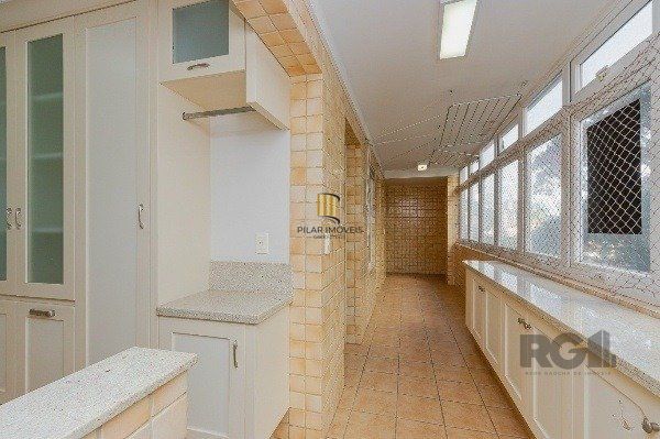 Vende-se luxuoso apartamento 3 quartos c/ suíte, dependência de empregada, gabinete, 2 vagas cobertas - 283m² - Moinhos de Vento