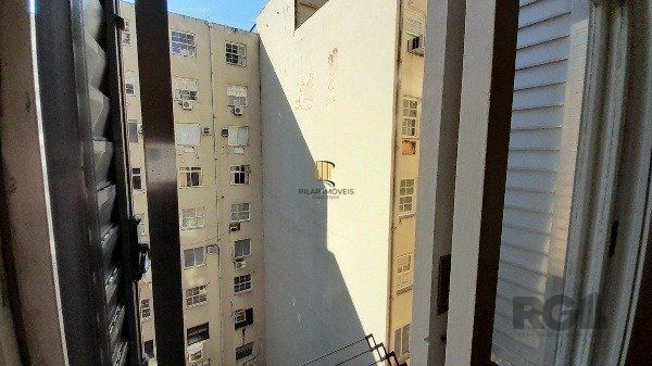 Vende-se belo Studio reformado próximo a Santa Casa, sol da manhã em andar alto - 31m² - Centro Histórico