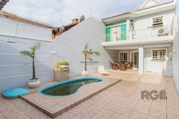 Casa  impecável com 3 quartos (1 suíte) e 2 vagas cobertas,